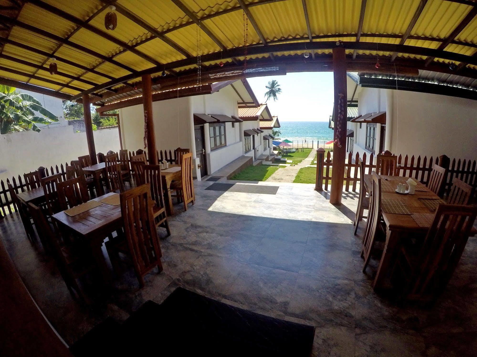 Ramon Beach Resort Ambalangoda  Buitenkant foto